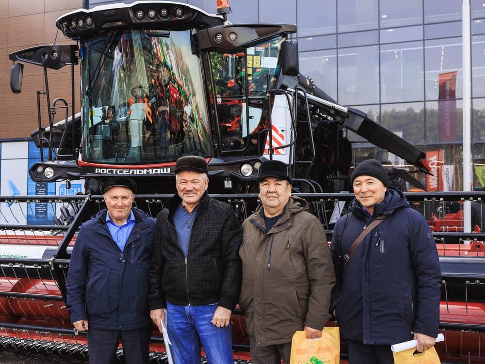 На выставочной площадке компания Ростсельмаш представила ключевые образцы техники 3