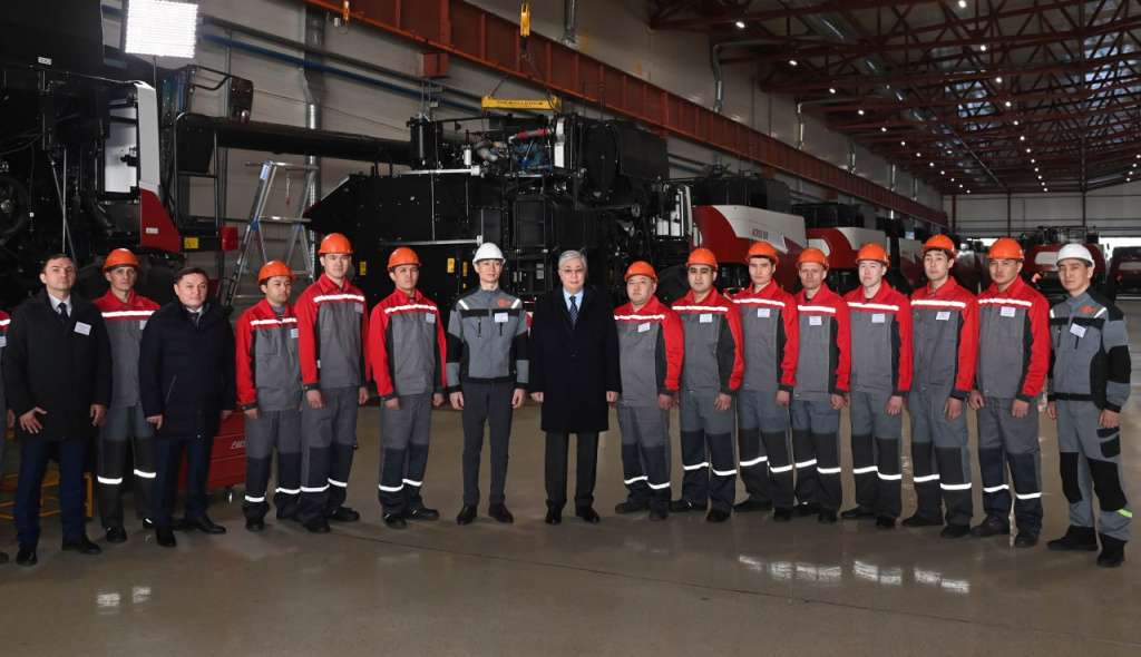 Президент Казахстана ознакомился со сборкой агромашин Ростсельмаш Президент Казахстана ознакомился со сборкой агромашин Ростсельмаш