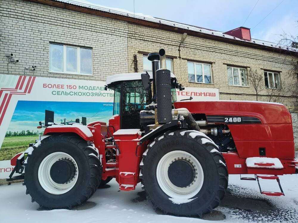 Современный трактор Ростсельмаш 2400 для практических занятий в ГАУ Северного Зауралья