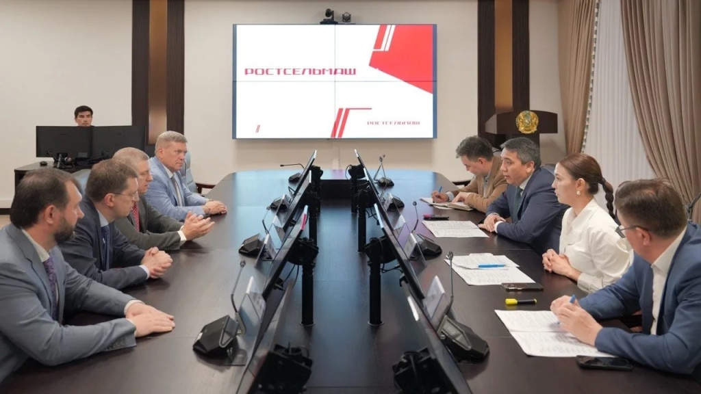 Вице-министр сельского хозяйства Республики Казахстан Таласбек Канафин и генеральный директор компании Ростсельмаш Александр Виноградов обсудили вопросы обновления парка сельскохозяйственной техники 2.jpg