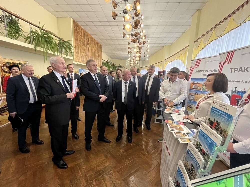 Официальная делегация ознакомилась со стендом Ростсельмаш