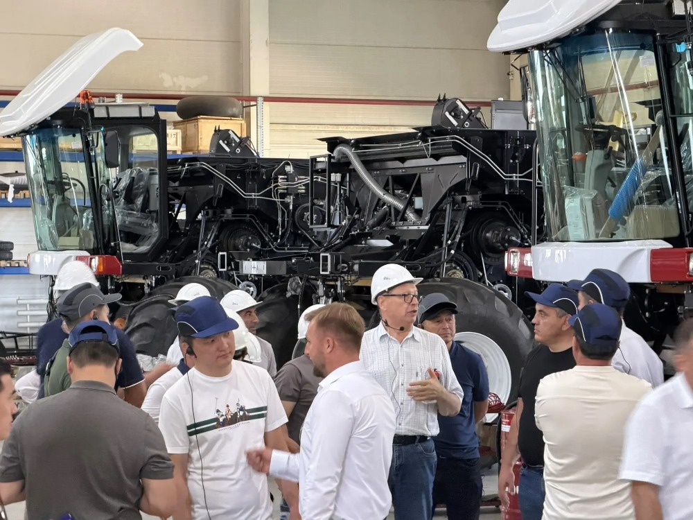 Завершился день посещением дилерского центра 2