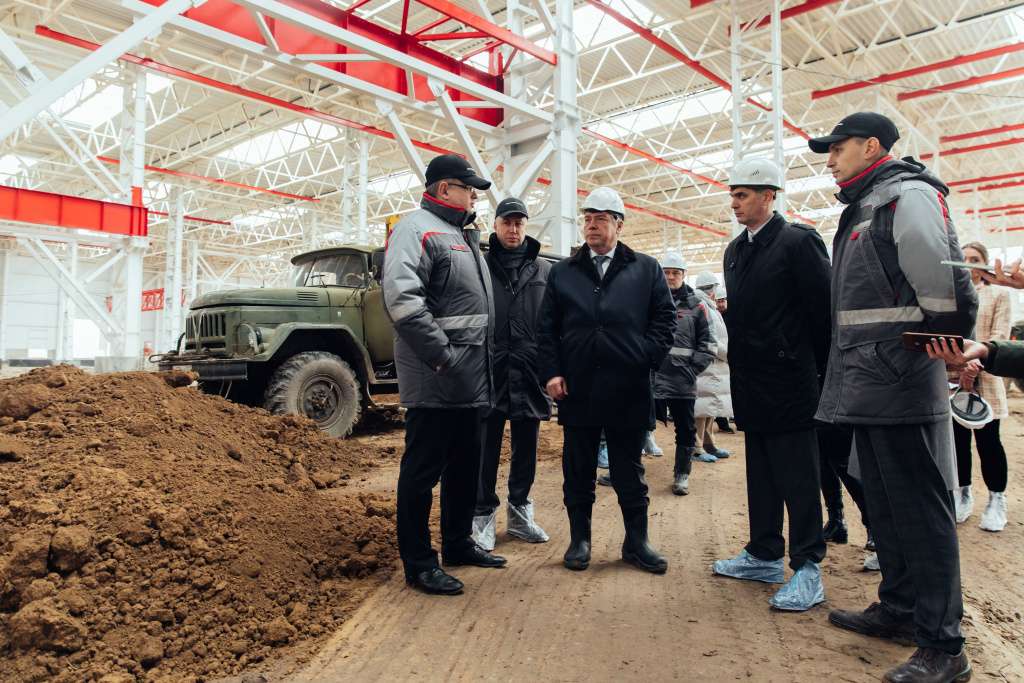 Василий Голубев посетил площадку строительства тракторного завода Ростсельмаш